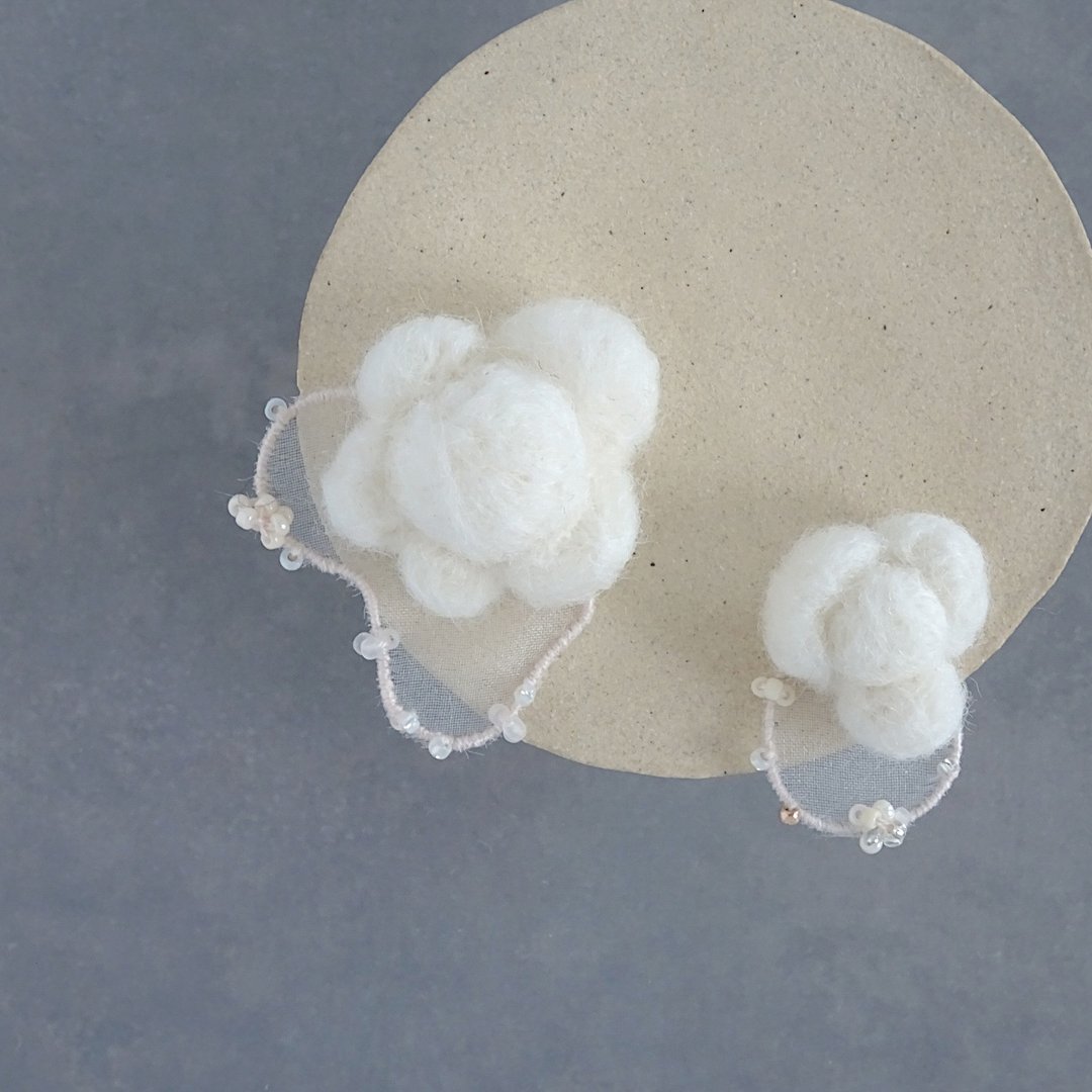 Oboro (white) wool x organdy x beads pierce/ Clip-On - 耳环/耳夹 - 绣线 