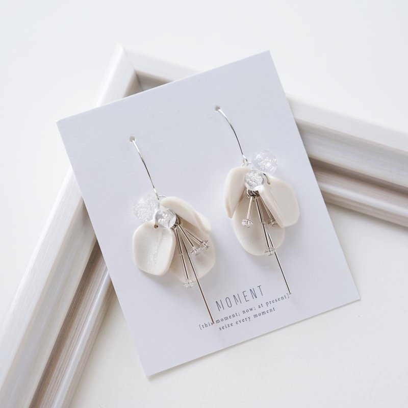 Lilac 原创设计 手工软陶  垂坠花瓣水晶 925纯银耳鈎耳环 - 耳环/耳夹 - 陶 白色