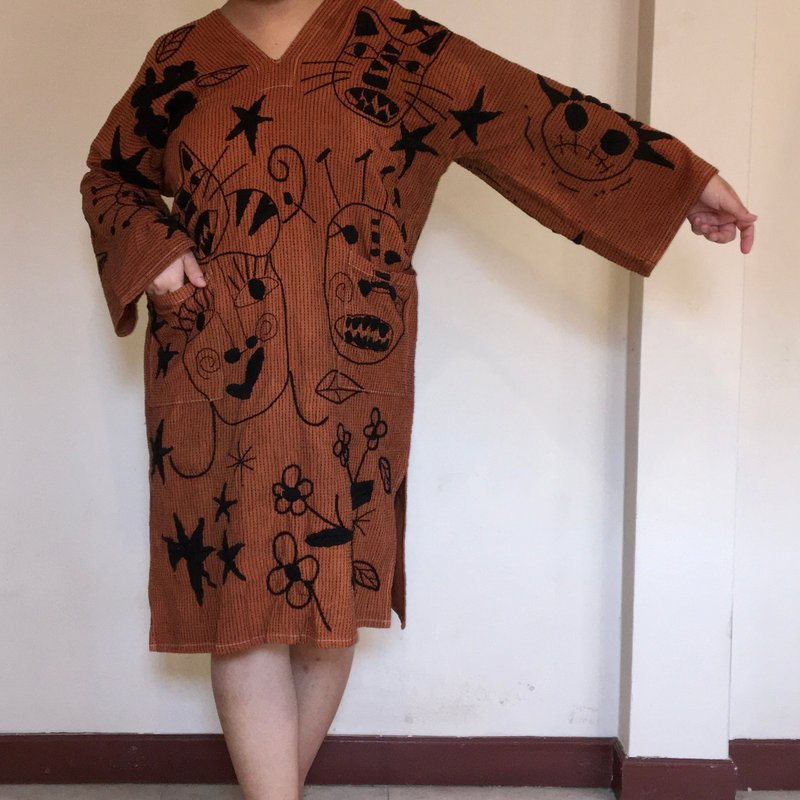 Contemporary Karen cotton dress with hand-embroiders cats - 洋装/连衣裙 - 绣线 咖啡色
