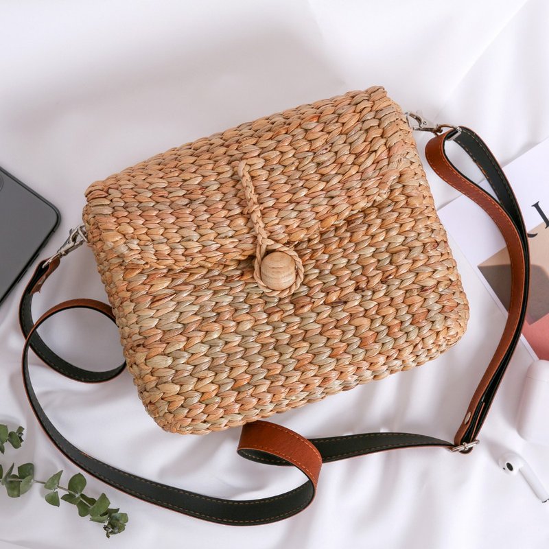 Straw Bag Fashion, Chic Crossbody Purse with Faux Leather Strap, Handmade Bag - 手提包/手提袋 - 其他材质 咖啡色