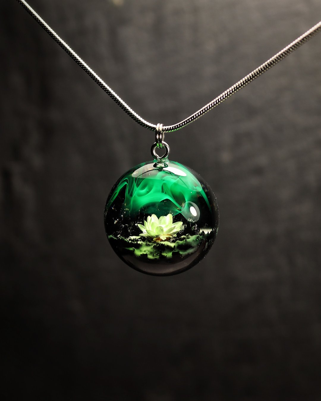 环氧树脂 木树脂 吊坠 Glow in the Dark 莲花吊坠 花朵吊坠 - 项链 - 木头 绿色