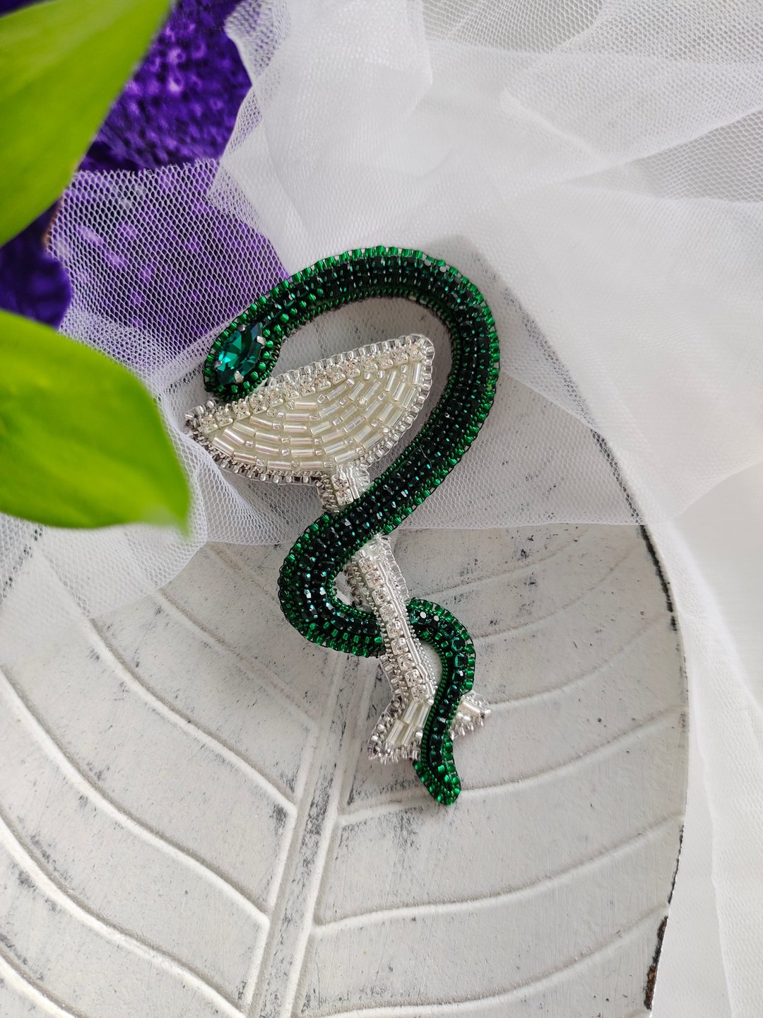 Medical pin, vessel of hygea, bowl with snake, beaded brooch, gift for doctor - 胸针 - 其他材质 绿色