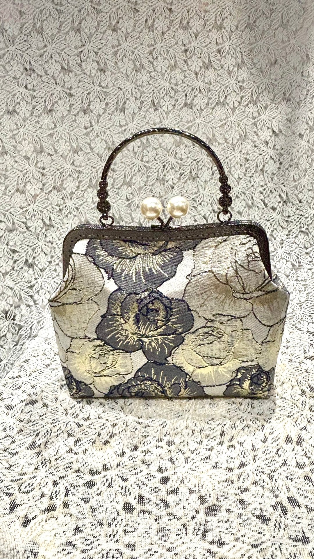 MBC 人手制 20cm M型手挽 口金 黑金色 线条玫瑰花 - 侧背包/斜挎包 - 棉 金色