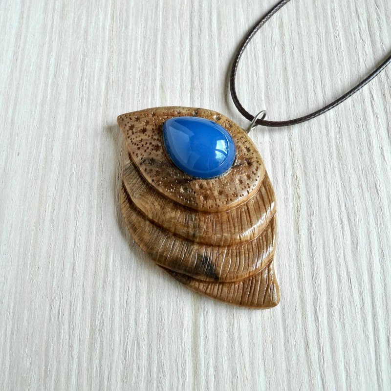 Wood hand carved necklace with blue chalcedony - 项链 - 木头 多色