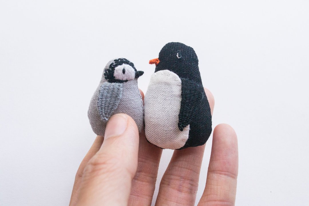 企鵝胸針 Penguin parent and child mini hand-embroidered brooch pins - 胸针 - 棉 灰色