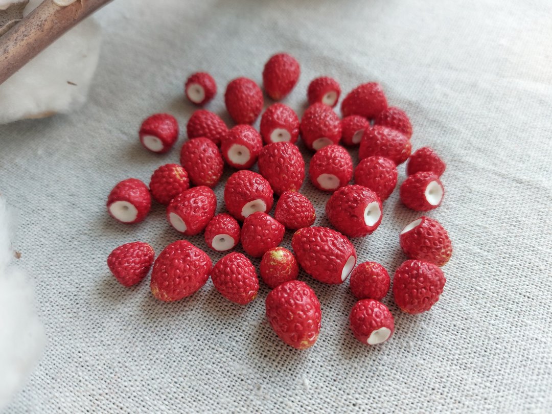Strawberry Charms Polymer Clay. Handmade Berries. Beads For Jewelry Making. - 其他 - 塑料 红色