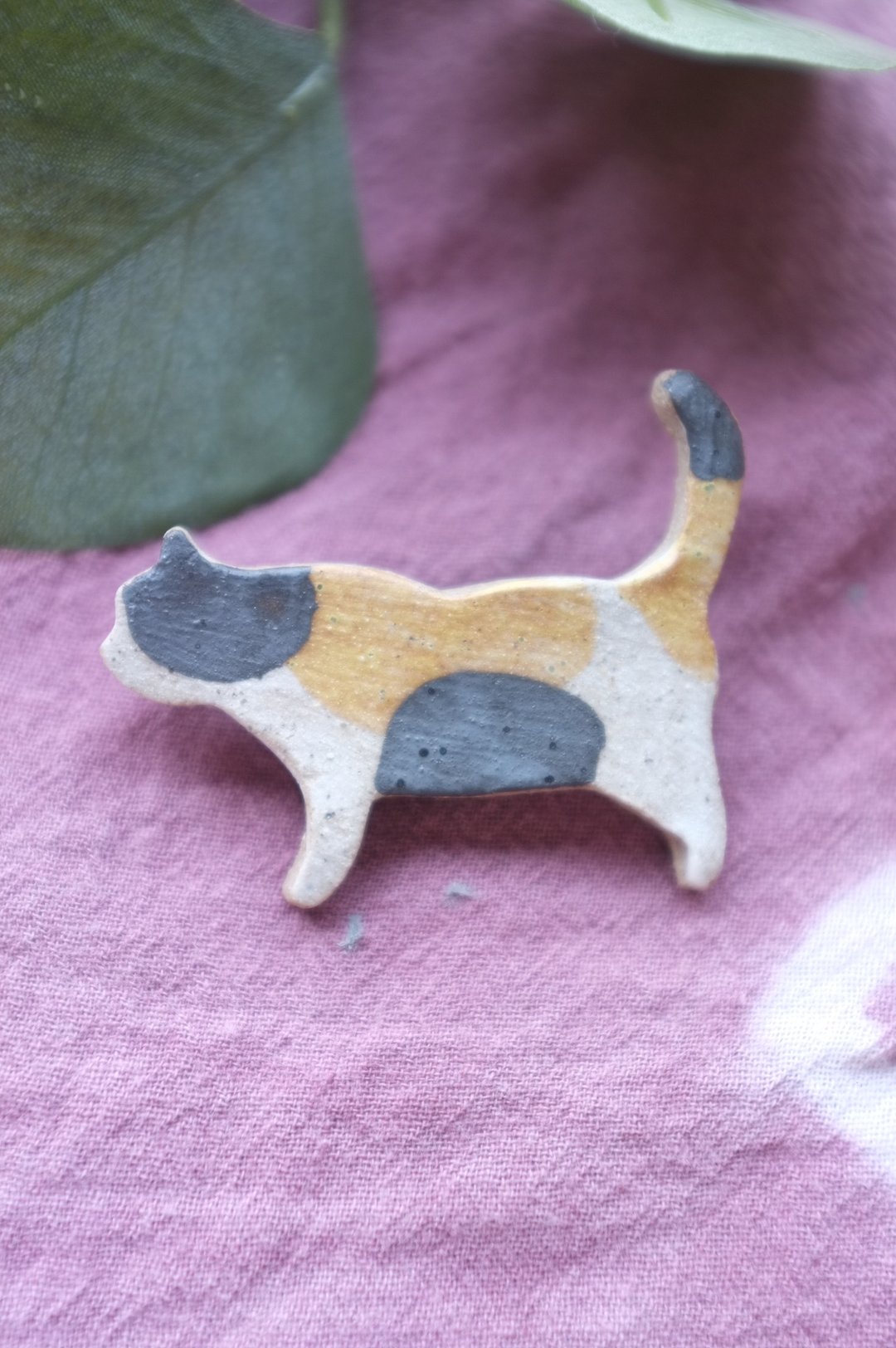 lucky cat  Three color  / ceramic brooch / handmade - 胸针 - 陶 咖啡色