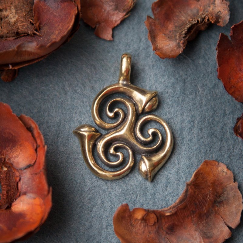 皮革绳上的三曲腿吊坠。三曲腿项链。象征性的异教饰品。 - 项链 - 其他金属 橘色