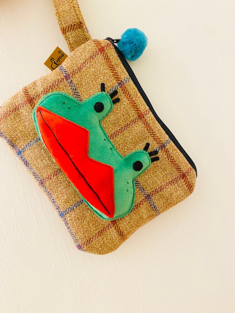 E*group 阿蛙手提包 米黄线条格子  置物袋 化妆包 手提包 - 化妆包/杂物包 - 棉．麻 咖啡色