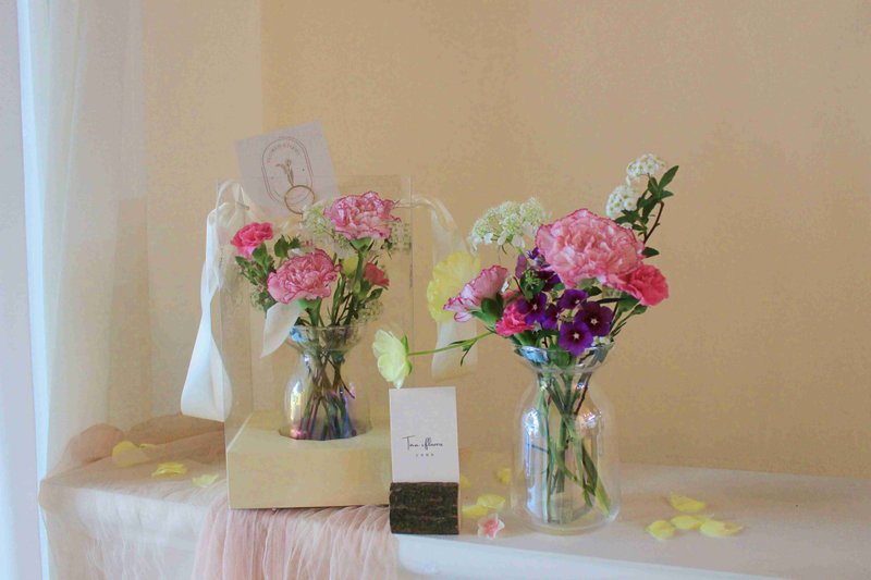 手提瓶花礼盒组 含玻璃瓶 母亲节花礼 鲜花花礼 - 摆饰 - 植物．花 多色