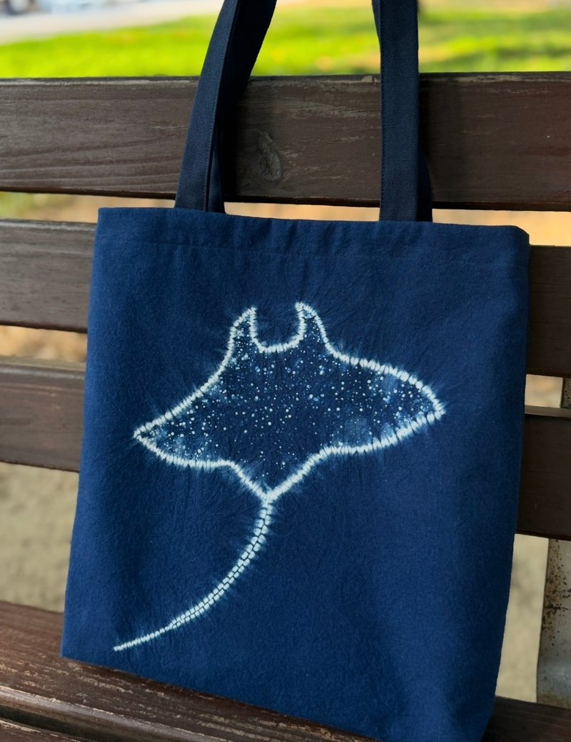 【记忆有限】蓝染托特包/手提袋-魟鱼 - 手提包/手提袋 - 棉．麻 蓝色