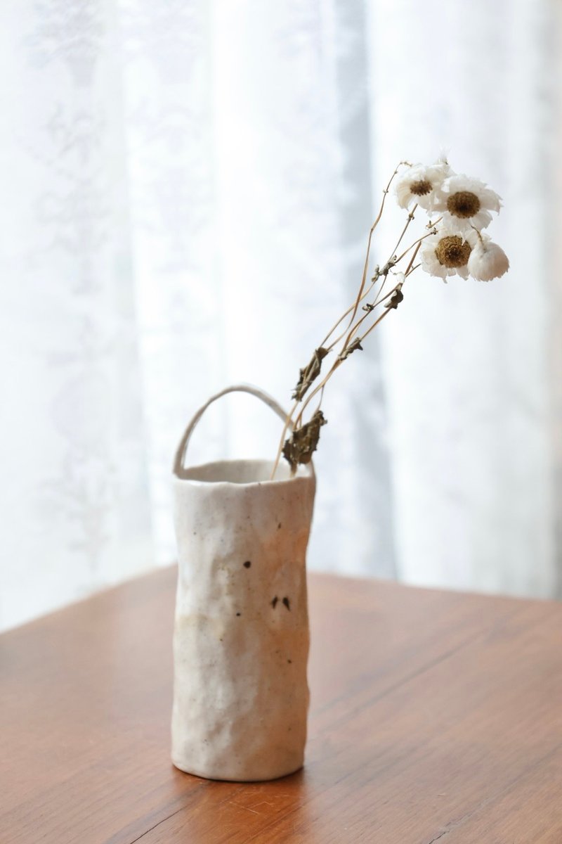 【圣诞节礼物】美国进口陶土白色系点点手捏提把花器侘寂陶艺艺术 - 花瓶/陶器 - 陶 白色