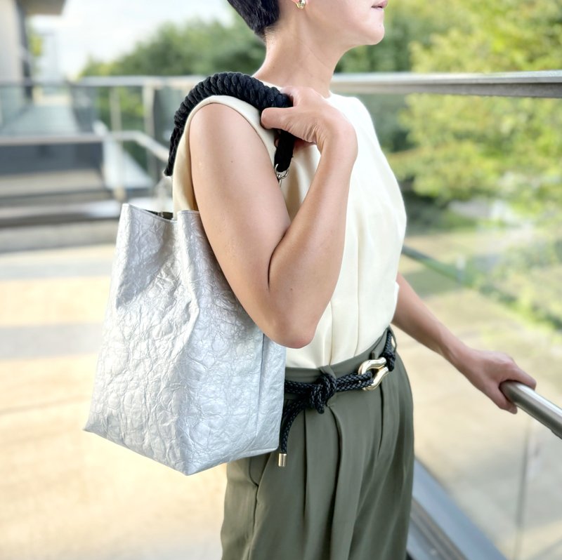 【东京直送】特殊材质环保绳斜背包 silver × black 侧背包 - 侧背包/斜挎包 - 防水材质 银色