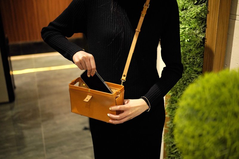 MOOS 单肩 小型 医生包箱  16:9 thin size20 X 11 X 6.5 咖啡色 - 侧背包/斜挎包 - 真皮 金色