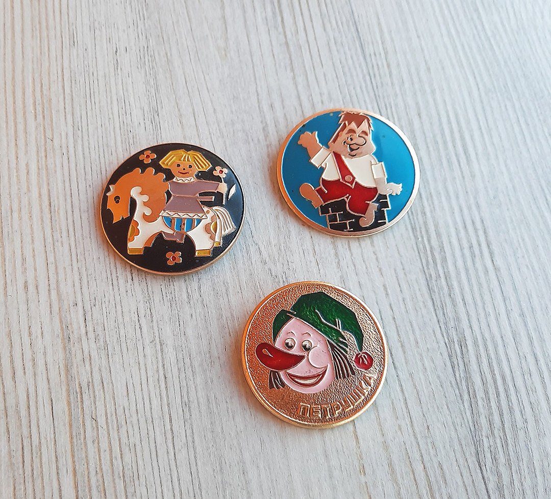 Vintage Russian kids badges - Soviet cartoon heroes pins USSR - 徽章/别针 - 铝合金 多色