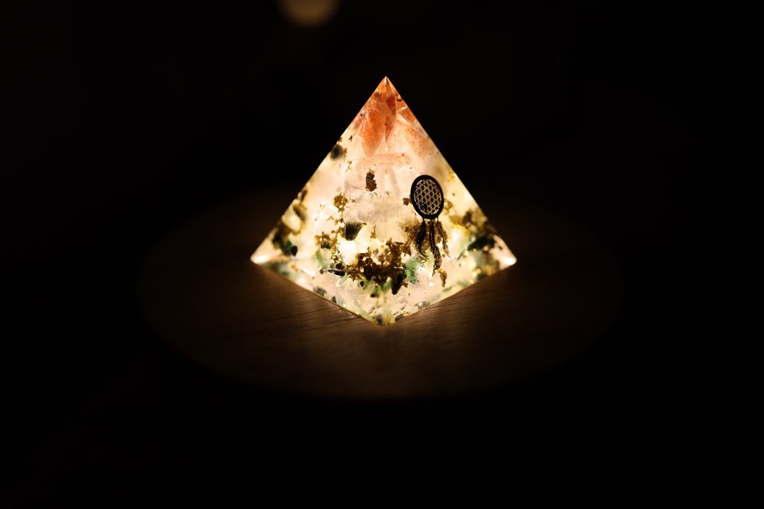 【母亲节礼物】捕梦网生命之树 - 奥刚金字塔迷你小夜灯 Orgonite 水 - 摆饰 - 半宝石 橘色
