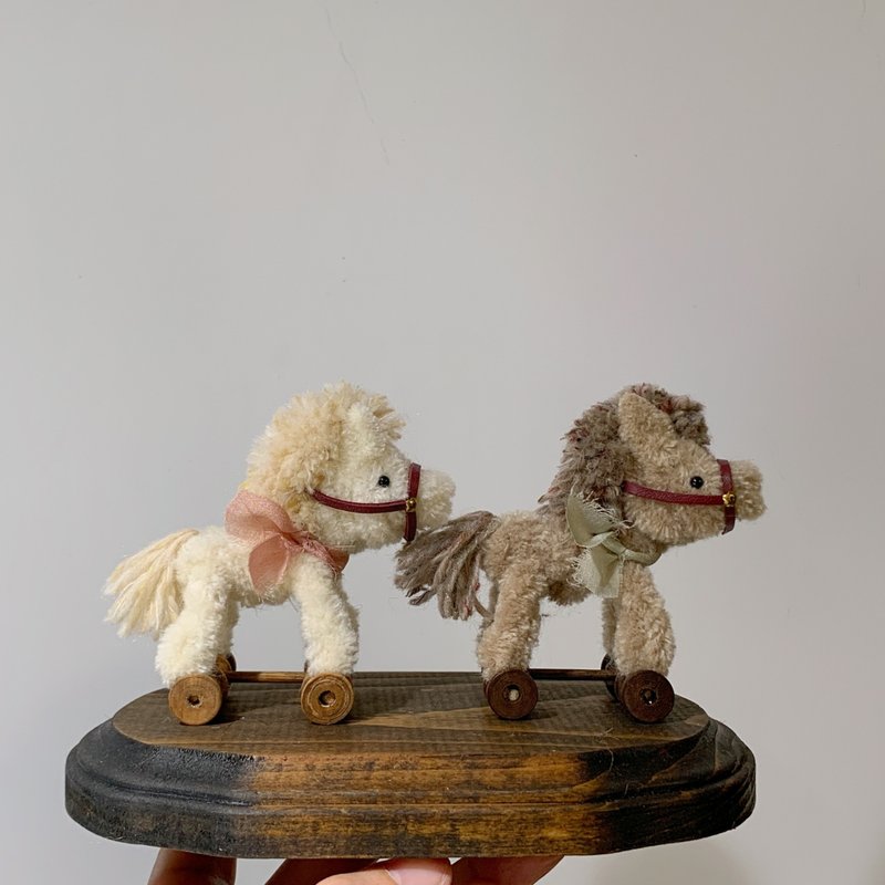 ROPEshop 之【Go Go Pony】绒毛小马玩具马年景品摆件。 - 摆饰 - 其他人造纤维 卡其色