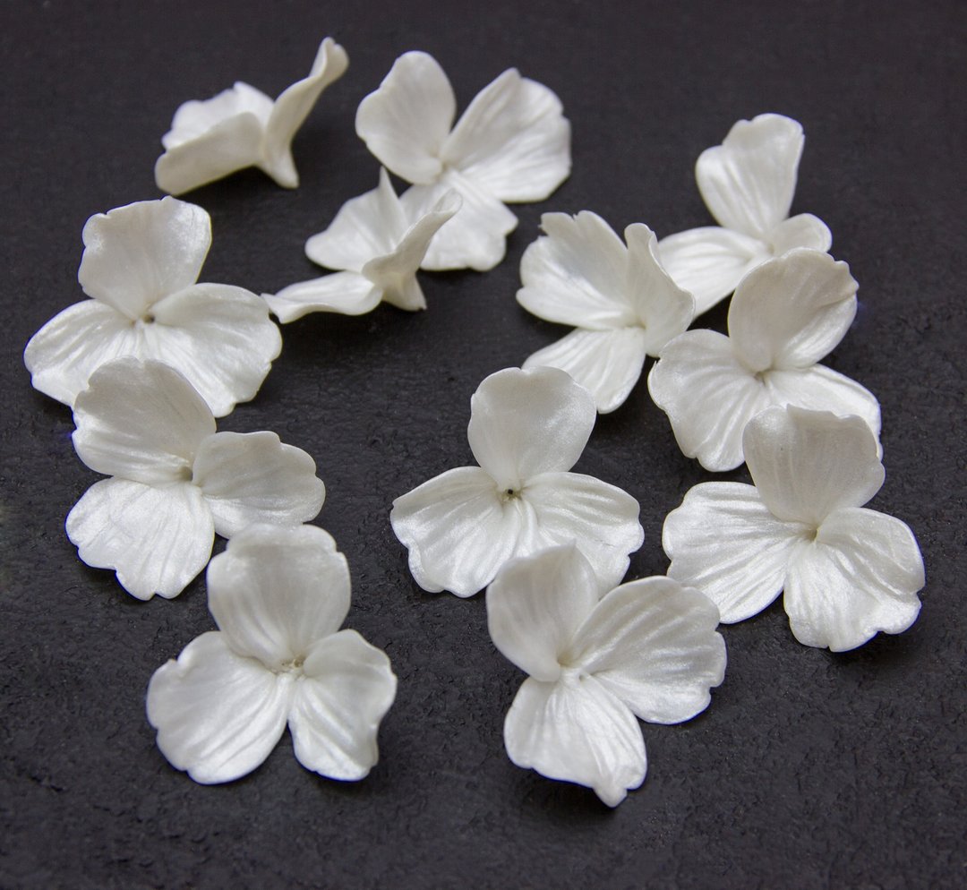 Pearl flower beads 2.5cm, 3.5cm Beads for jewelry making, Floral beads - 零件/散装材料/工具 - 塑料 白色