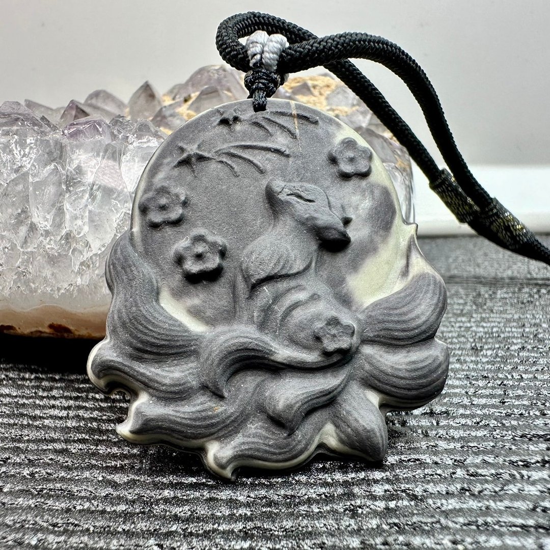 精美 紫袍玉 九尾狐 雕刻件 吊坠 配绳 - 项链 - 玉石 白色
