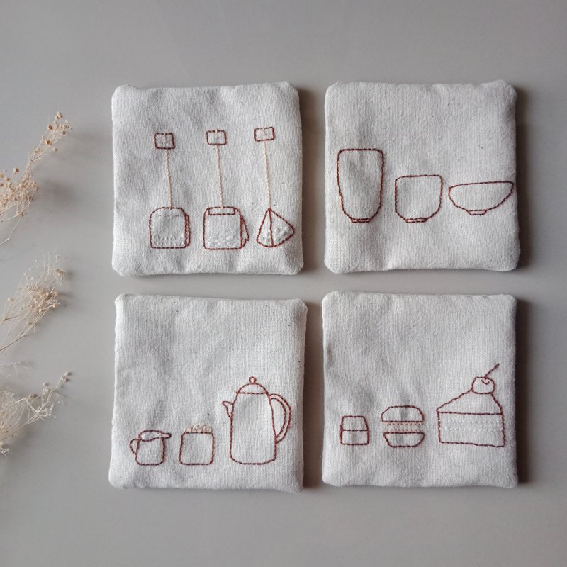 Tea coaster set hand embroidered cotton fabric 4PCSdifferent - 杯垫 - 棉．麻 白色