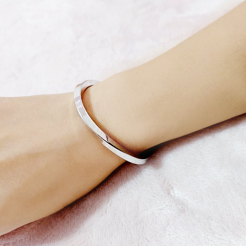 圣诞 交换礼物扭转316L钛钢亮面经典手镯 礼盒组 两个规格可选 - 手链/手环 - 不锈钢 银色