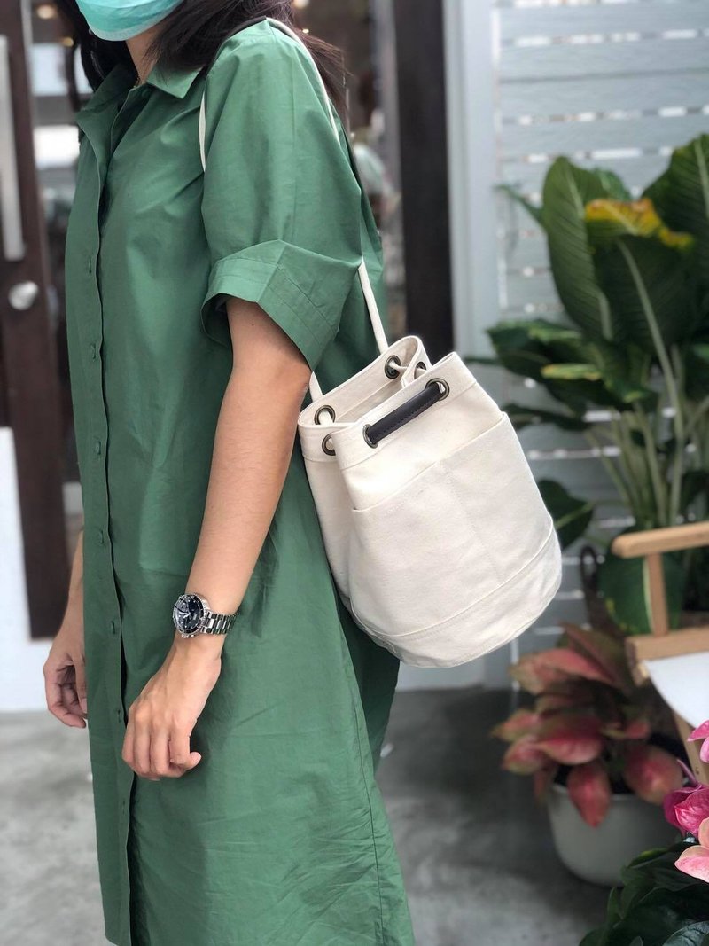 迷你米白帆布水桶包 / 附背带 / 皮革提把 / 日常使用 - 手提包/手提袋 - 棉．麻 蓝色