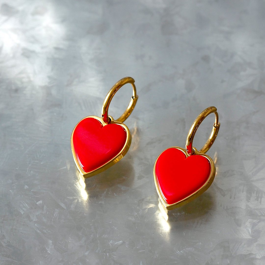 Heart hoop earrings red - 耳环/耳夹 - 其他金属 红色