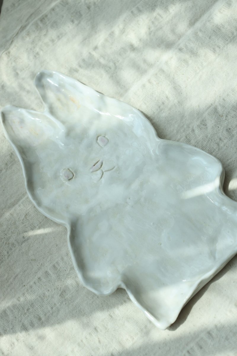 【圣诞节礼物】白兔之森手捏陶盘兔造型白釉收纳盘饰品水晶小物收 - 摆饰 - 陶 白色