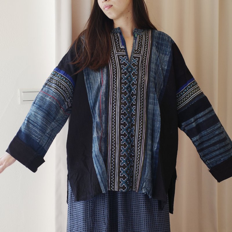 Vintage 黑苗族手工刺绣蓝染老布拼接上衣 - 男装上衣/T 恤 - 棉．麻 