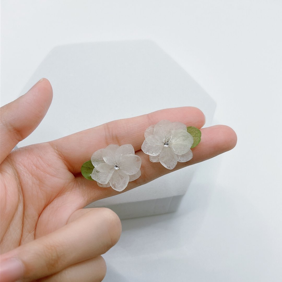 绣球绿叶 施华洛世奇水钻 真花耳环 日本树脂 316医疗钢 干燥花 - 耳环/耳夹 - 植物．花 白色