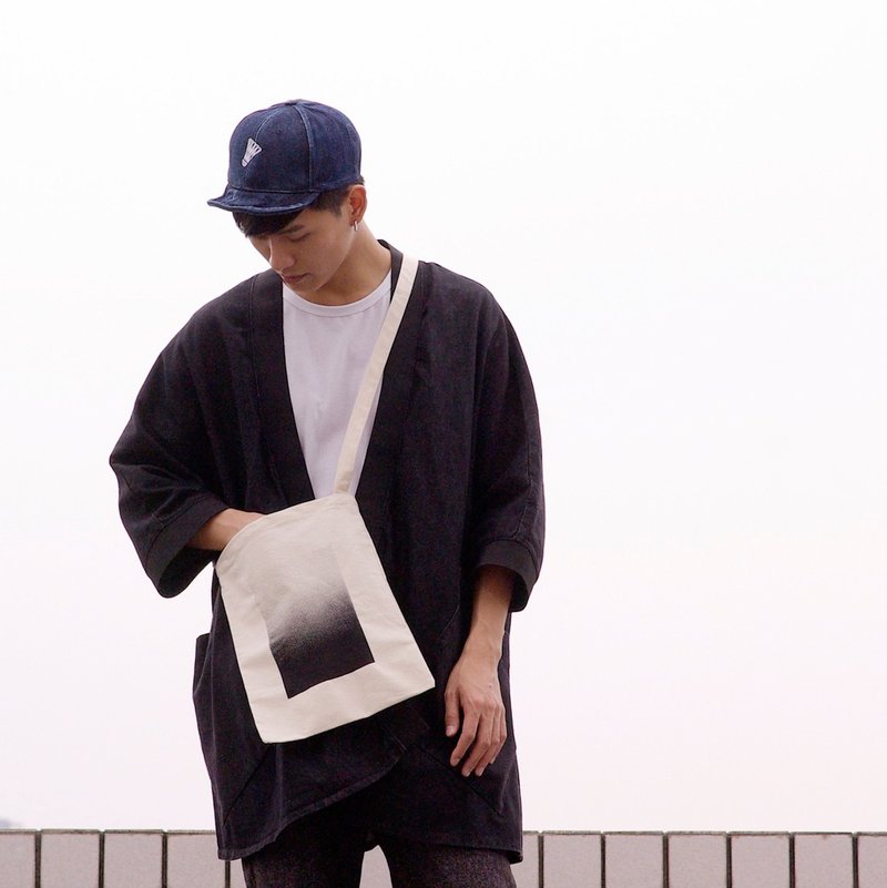 黑渐层 单肩帆布包 - 侧背包/斜挎包 - 棉．麻 白色