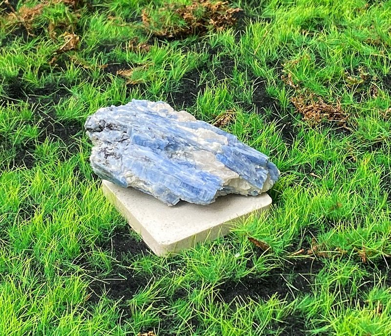 天然原矿天蓝色蓝晶石共生白水晶及黑碧玺及金云母 快速出货 - 摆饰 - 水晶 多色