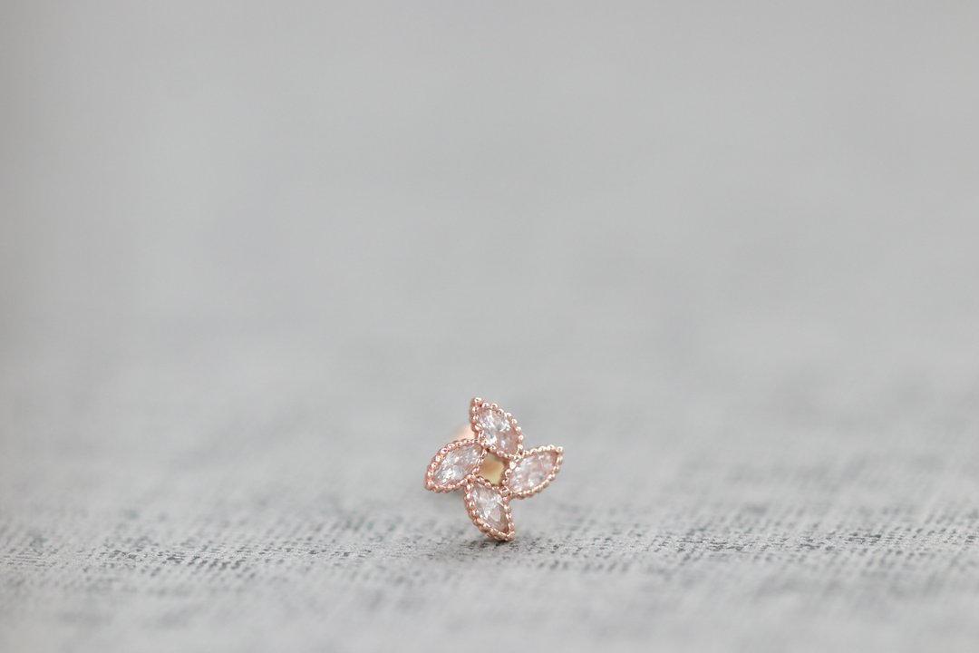 14K 四叶花瓣锁珠耳环(单个)耳骨 耳窝 不退色 - 耳环/耳夹 - 贵金属 金色