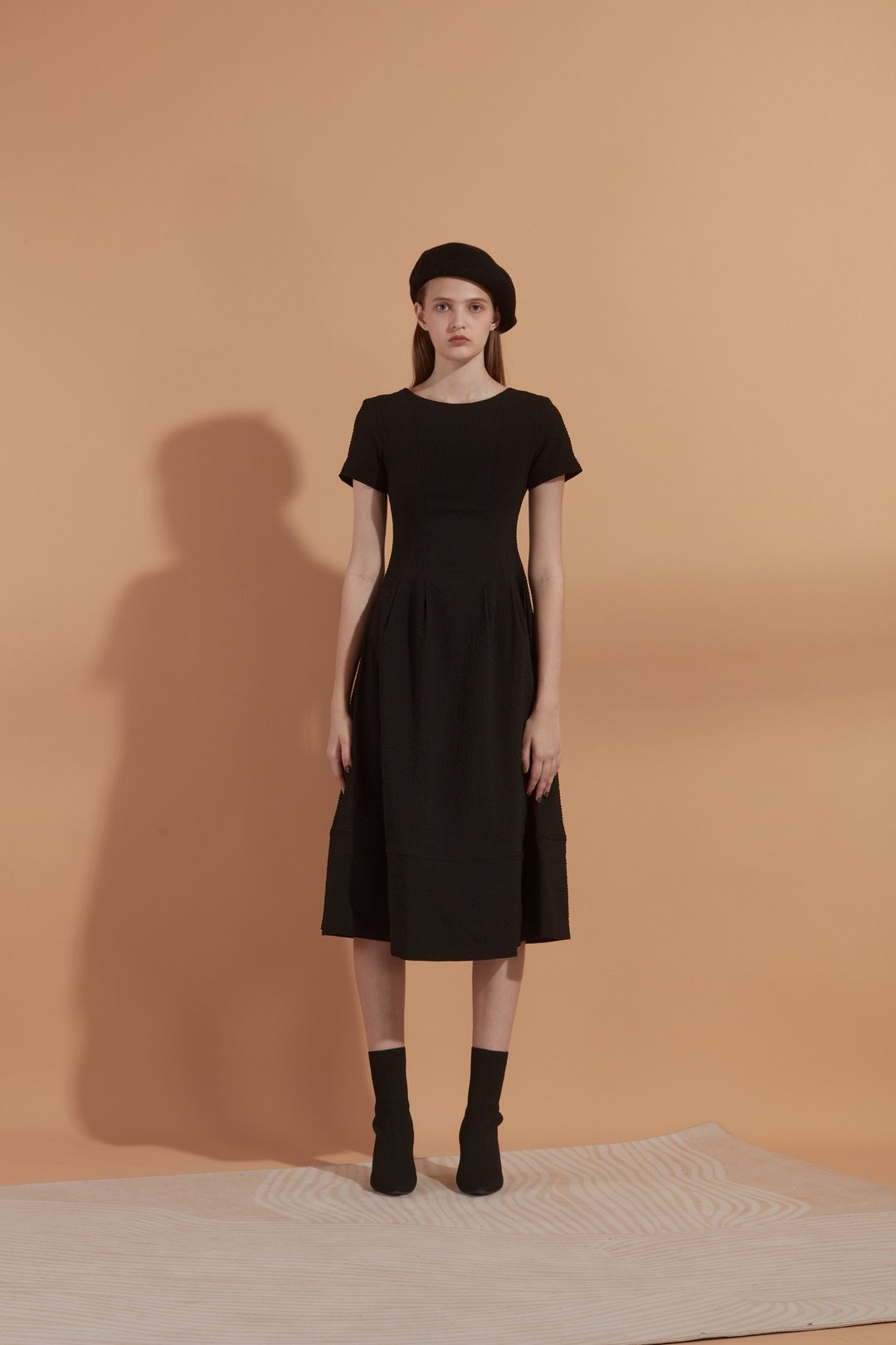 FW21泡泡布修腰短袖连衣长裙 -香港原创品牌Lapeewee - 裙子 - 其他材质 黑色