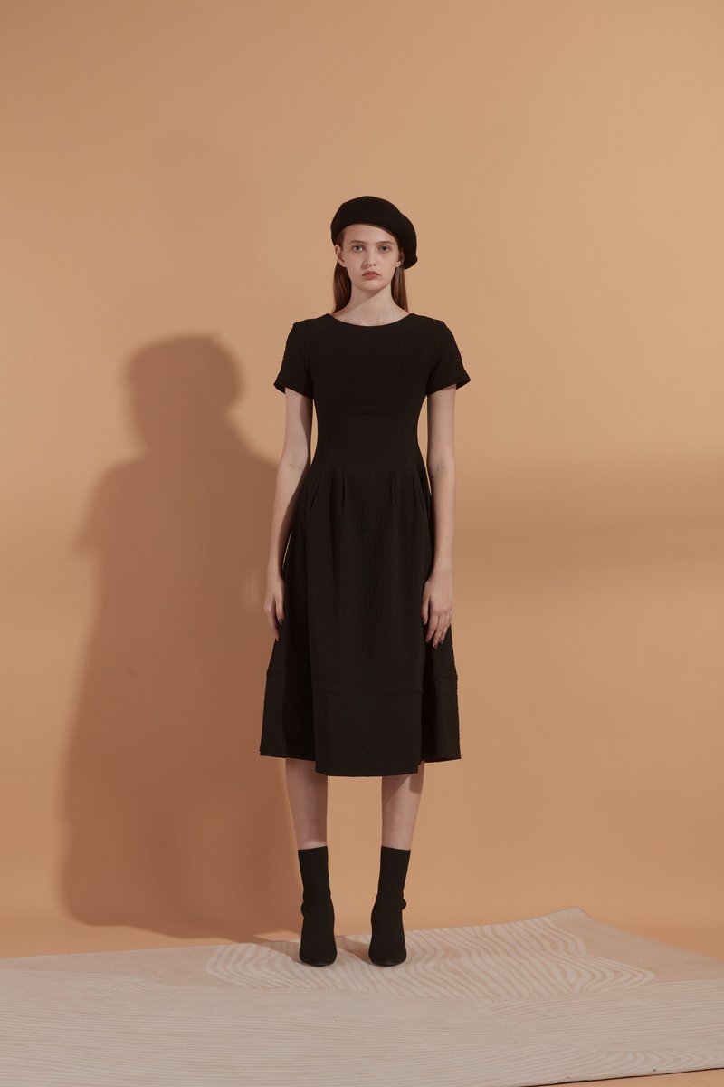 FW21泡泡布修腰短袖连衣长裙 -香港原创品牌Lapeewee - 裙子 - 其他材质 黑色