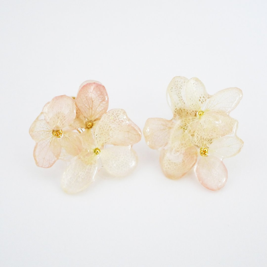 Real hydrangea flower earrings - 耳环/耳夹 - 树脂 粉红色