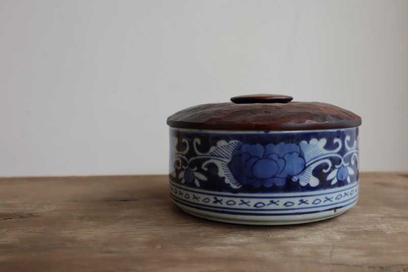 部町丨日本 古伊万里莲纹瓷盖盒 菓子盒 含手雕桃花心木盖 - 摆饰 - 陶 
