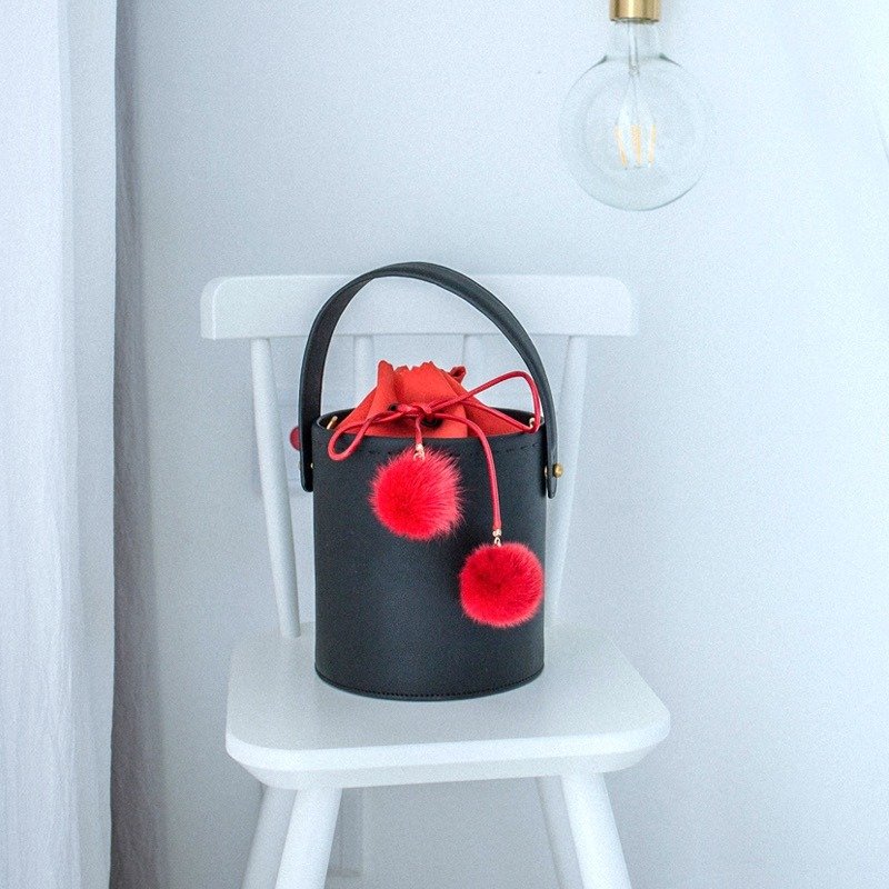 黑色 牛皮制圆形水桶包 肩背包斜背包多用女款真皮包 配肩带毛球 - 侧背包/斜挎包 - 真皮 黑色