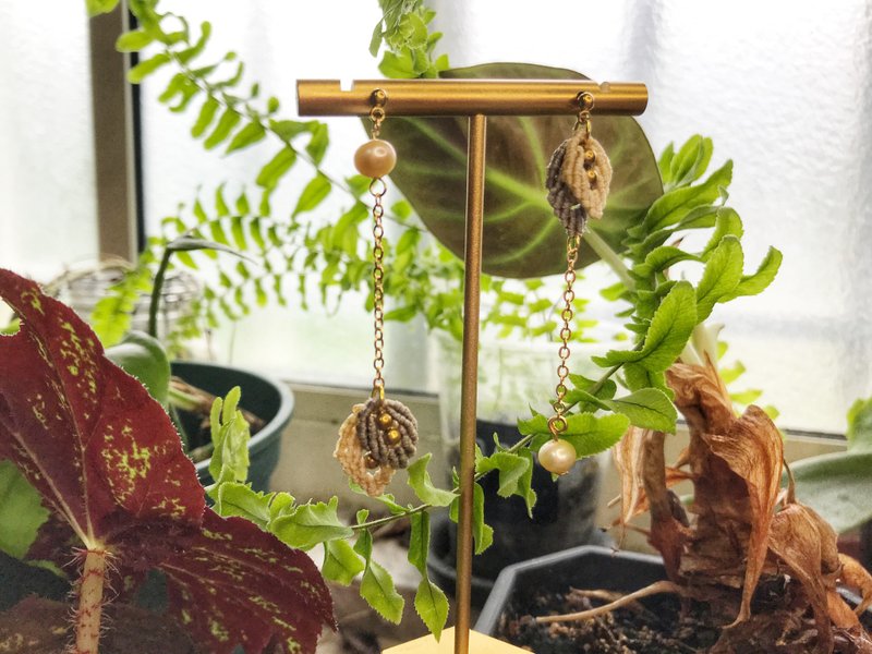 捻花惹草 不对称双叶珍珠耳环 - 耳环/耳夹 - 珍珠 白色