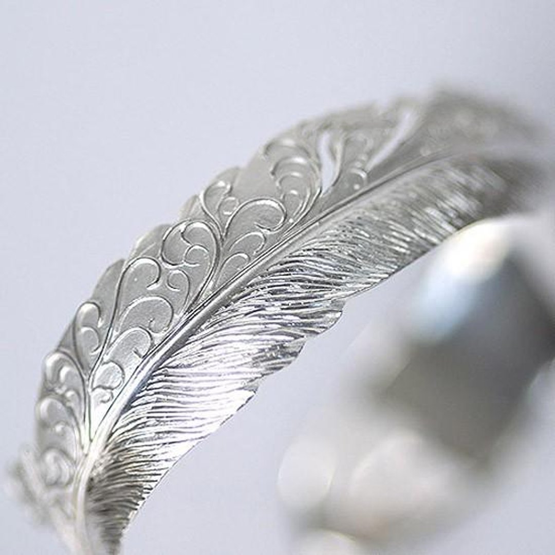 Arabesque x Feather Bangle [Free Shipping] Arabesque bracelet with feathers carved in silver with traditional Japanese carving - 手链/手环 - 其他金属 银色