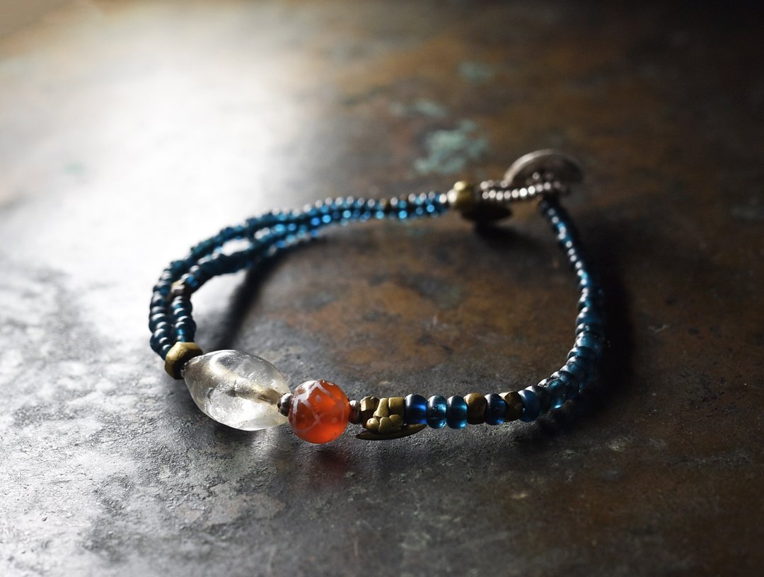 Ancient Crystal and Etched Carnelian, Indigo Blue Beads, 0ld Orissa Brass Breath - 手链/手环 - 玻璃 蓝色
