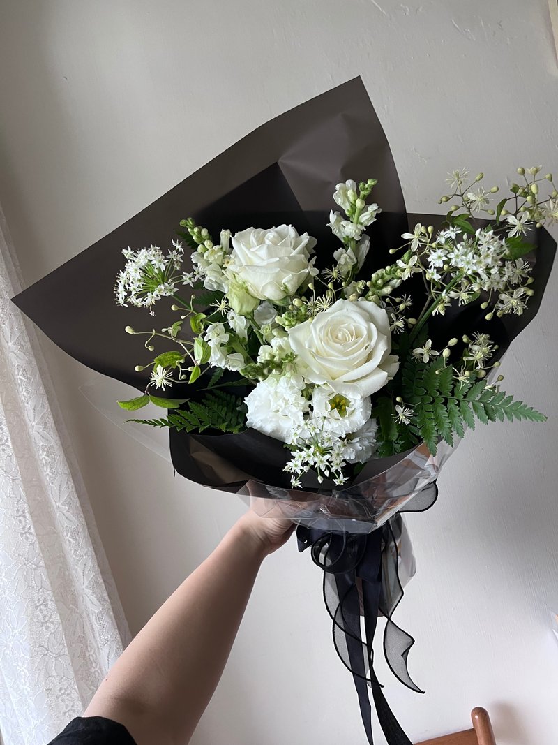 白绿色系鲜花束 玫瑰花束 当季花材鲜花束 定制化包装颜色 告白花 - 植栽/盆栽 - 植物．花 白色