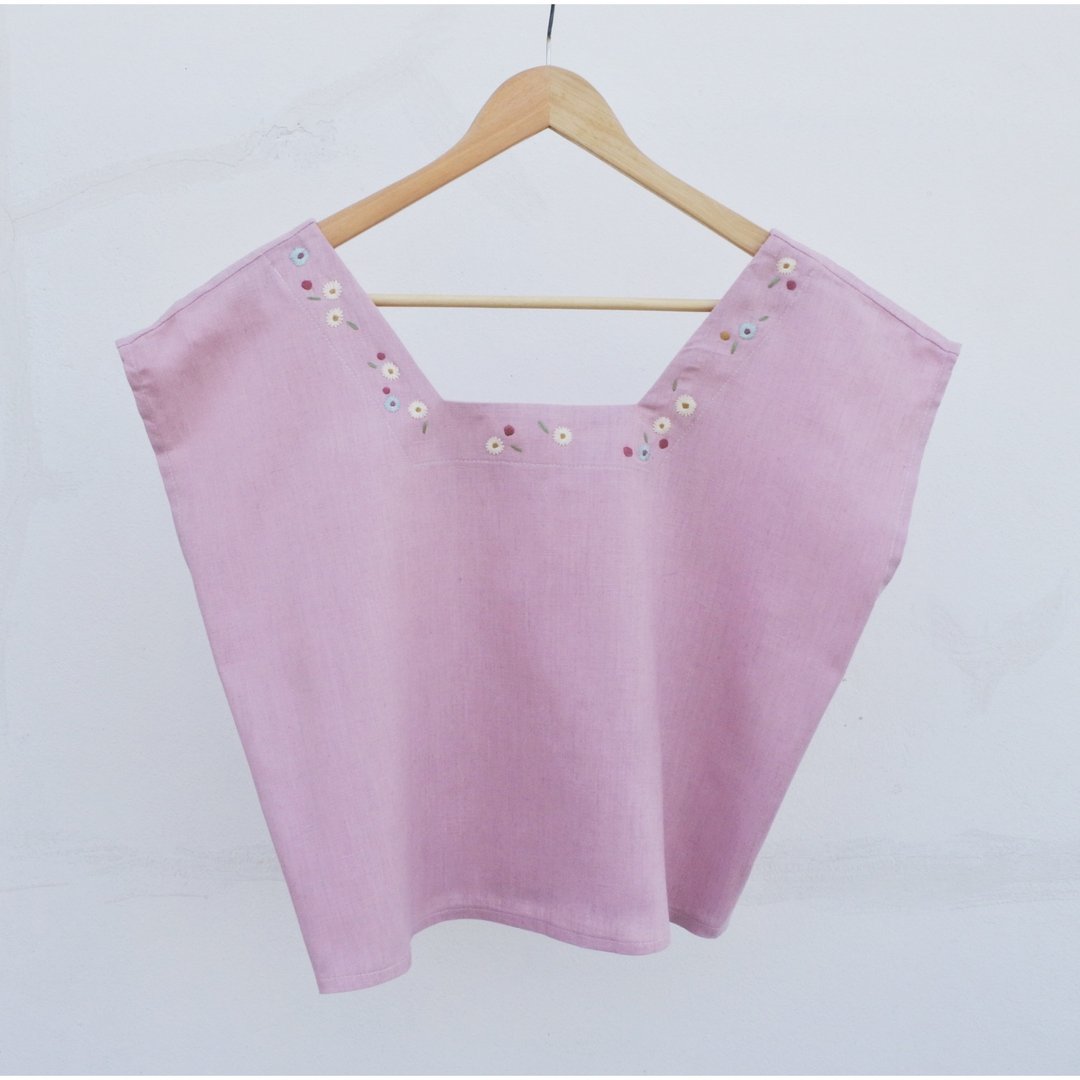 Square neck linen shirt with flower lover embroidery - 女装上衣 - 棉．麻 粉红色