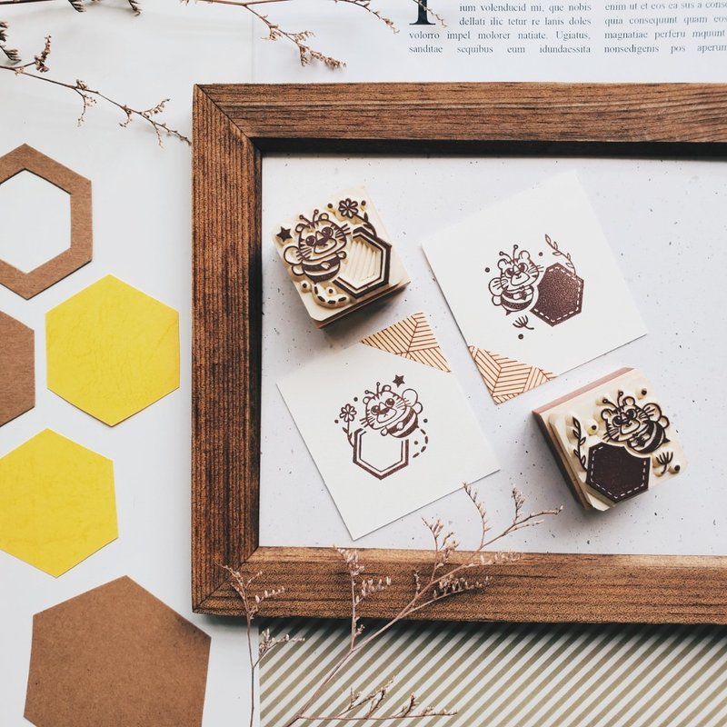 手工橡皮章 - 采蜜虎头蜂 万用小图章 3X3cm (2款) - 印章/印台 - 橡胶 咖啡色