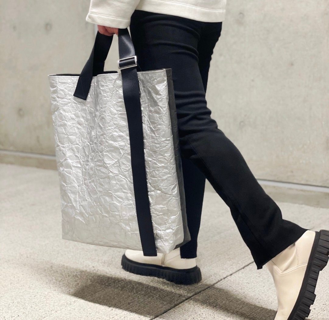 【东京发货】特殊材质 Tyvek 环保托特包 黑/银 可调节背带 - 手提包/手提袋 - 防水材质 银色