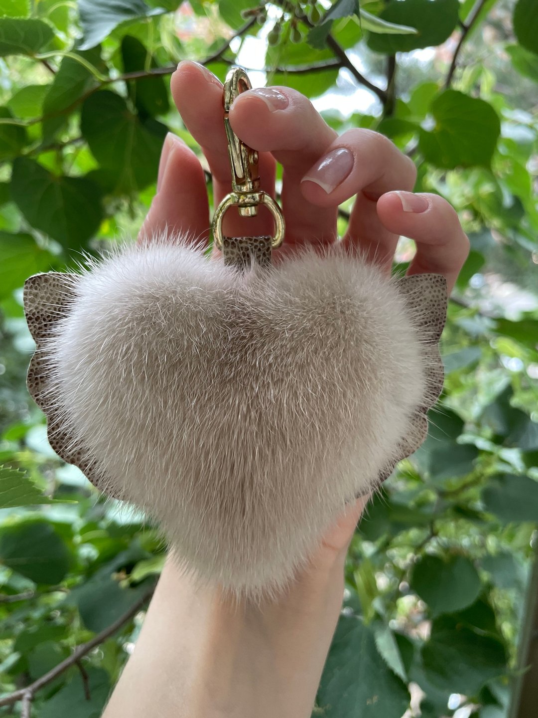 Handmade keychain / Keychain heart with wings / Bag charm / Fur pendant - 钥匙链/钥匙包 - 其他材质 多色