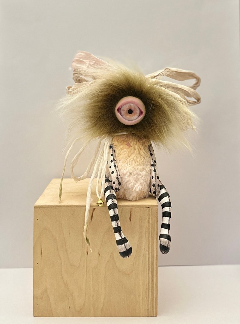 WILD ORCHID 单眼艺术人偶 — 手工软雕塑，独一无二的织物生物 - 玩偶/公仔 - 其他金属 卡其色