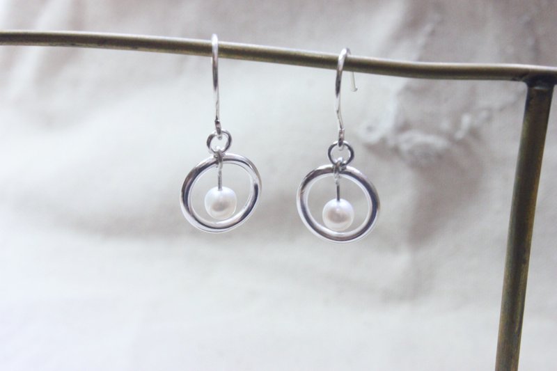 【圈珍珠】纯银耳环 天然淡水珍珠耳勾 设计师手作商品 - 耳环/耳夹 - 纯银 银色