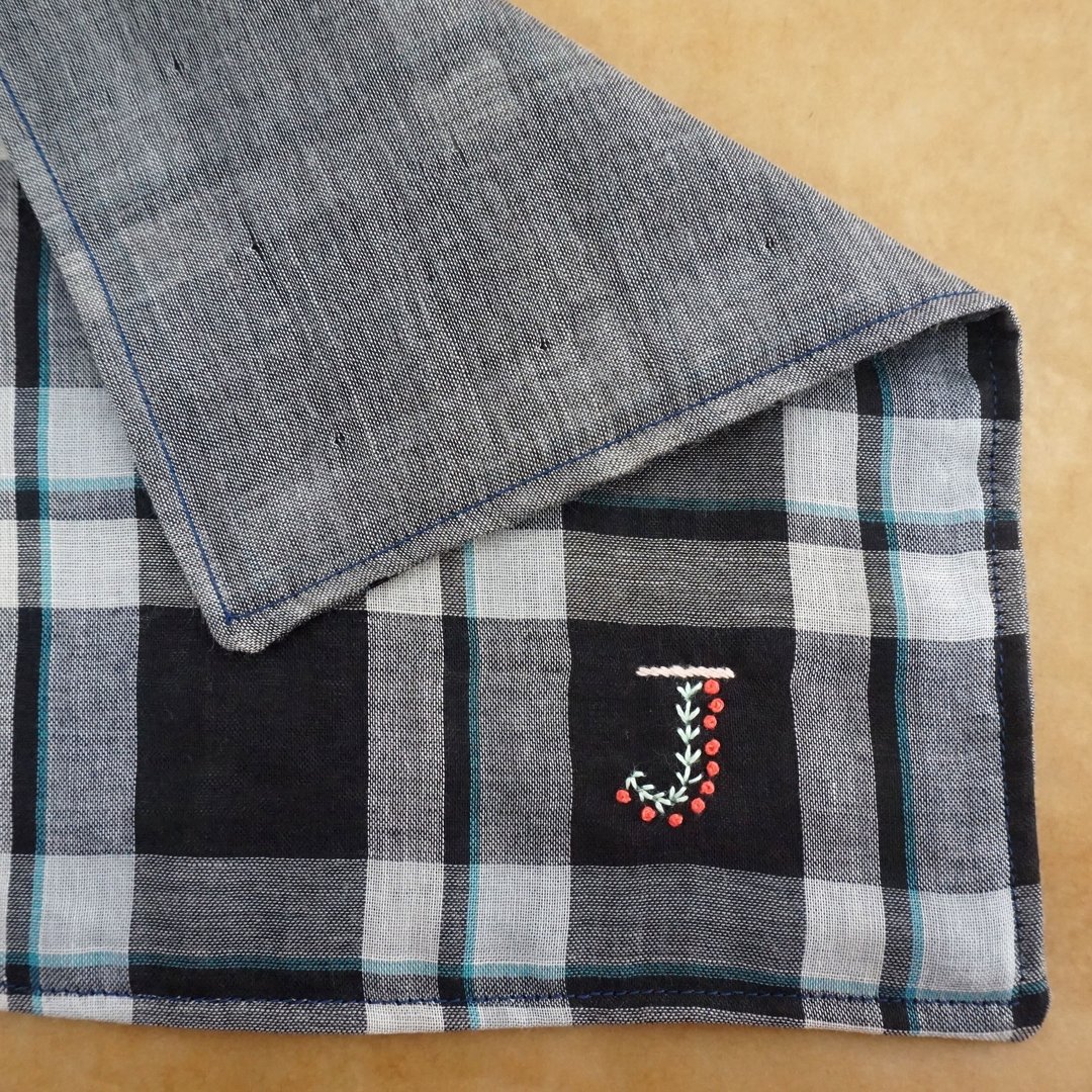 Hand embroidered quadruple gauze handkerchief "initial/J" - 手帕/方巾 - 棉．麻 黑色