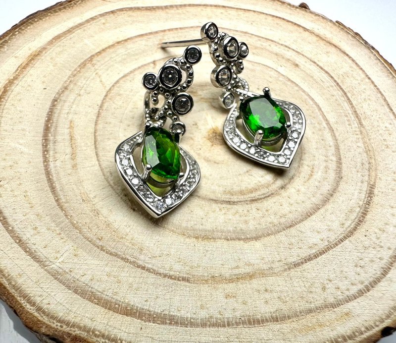 【莫名奇妙杂货店】精品  绿透辉 S925银 耳环 耳钉 - 耳环/耳夹 - 纯银 绿色